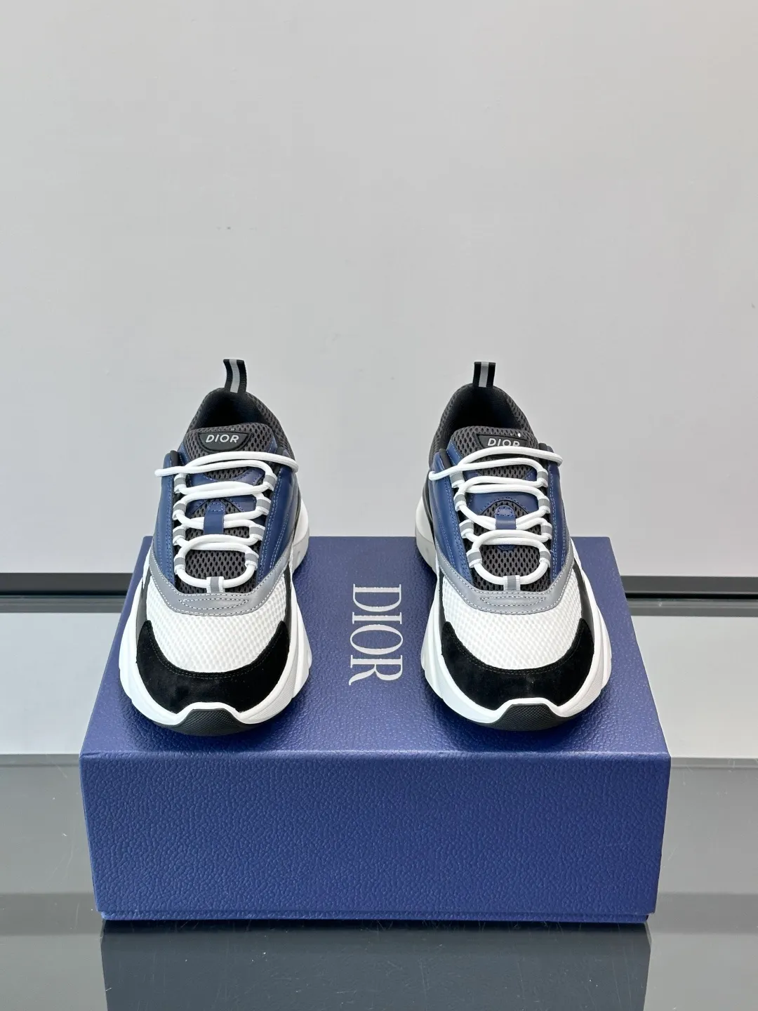 Men's shoes 💰p520 "Dior" B22 retro jogging shoes, inspired by classic jogging shoes, low-top thick sole design, cow leather + mesh fabric splicing, perfect texture and breathable. The black and white engraved rubber sole has great grip and comfort, and is OK for daily wear or sports! There is an embossed "CD" logo on the side of the shoe, which is low-key and recognizable. Rich colors, black and white, gray and blue, etc., versatile and fashionable, loved by European and American hip-hop circles and bloggers, a must-have for trendy wear size: 39-44 (customized at 45.46)